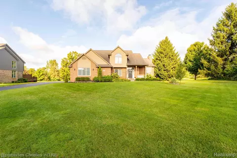 8410 S Shore Dr, Springfield, MI 48348