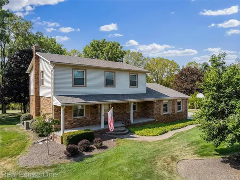 4798 Kenicott Trl, Brighton, MI 48114