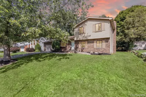 8962 Glasgow Dr, White Lake, MI 48386