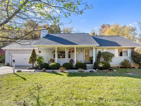 10589 Home Shore Dr, Pinckney, MI 48169