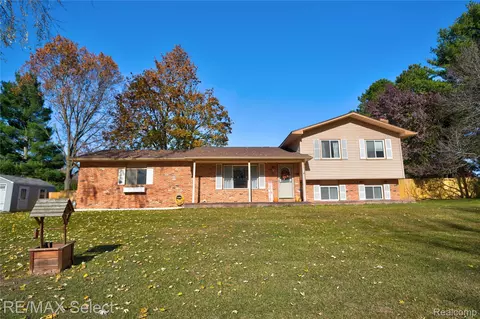 9367 Longmeadow Ct, Tyrone, MI 48430