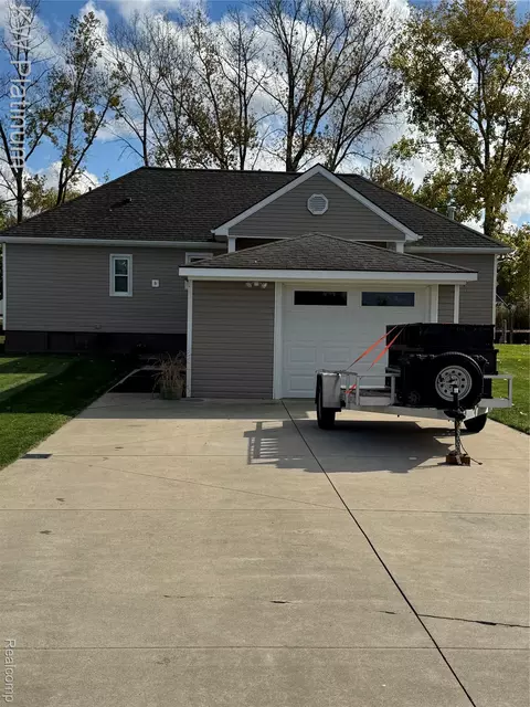 9871 Saint John Dr, Algonac, MI 48001