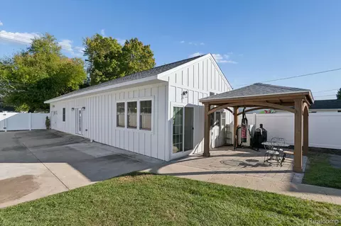 129 South St, Belleville, MI 48111