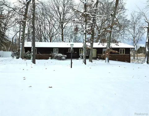9770 Daleview Dr, Green Oak, MI 48178