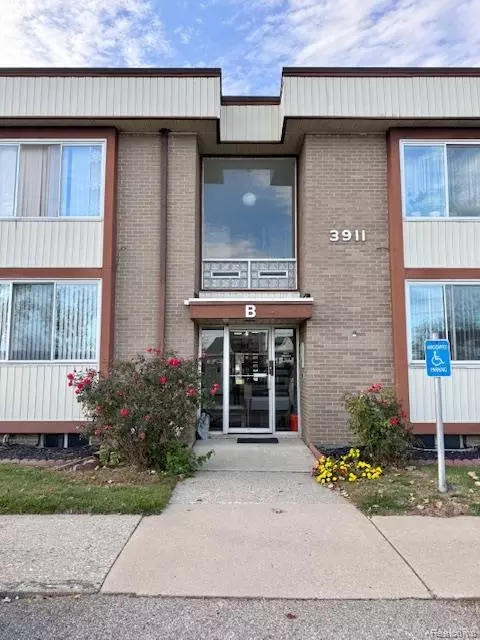 3911 Fort St #115, Trenton, MI 48183