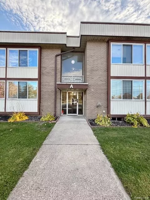 3901 Fort St #208, Trenton, MI 48183