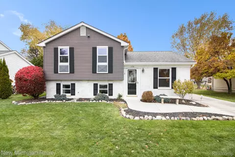 2638 Calais Dr, Lake Orion, MI 48359