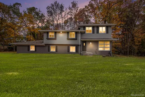 26557 Old Homestead Dr, Farmington, MI 48331