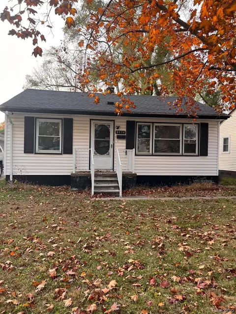 8034 Elm St, Taylor, MI 48180