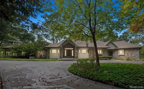 9736 Cross Creek Dr, Green Oak, MI 48178