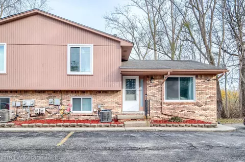 370 Oakwood Rd, Ortonville, MI 48462