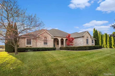 4382 Oak Tree Ct, Fenton, MI 48430