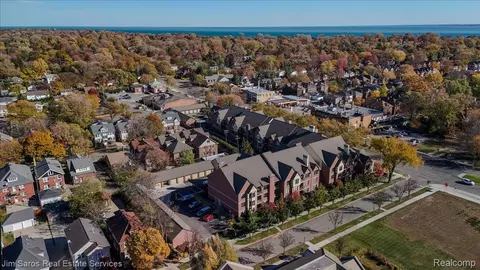 74 Pointe Park Pl, Grosse Pointe, MI 48230