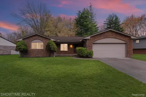 902 Longfellow Dr, Troy, MI 48085
