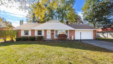 4083 Ledgestone Dr, Waterford, MI 48329