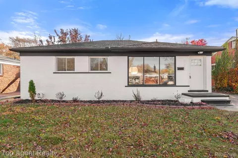 22900 Playview St, Saint Clair Shores, MI 48082
