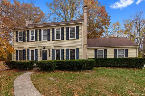 5023 Meadowbrook Dr, West Bloomfield, MI 48322