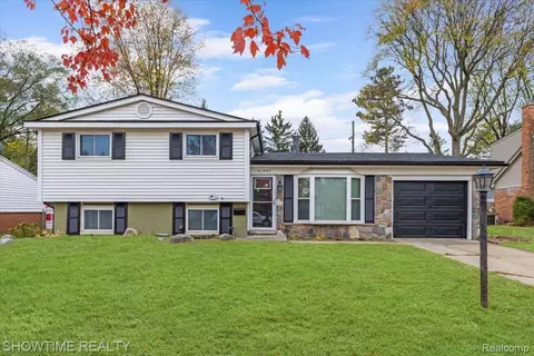 21247 Larkspur St, Farmington, MI 48336