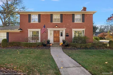 2579 Amberly Rd, Bloomfield Hills, MI 48301