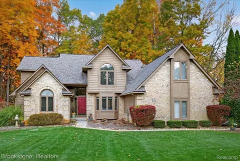 9748 Forest Ridge Dr, Springfield, MI 48348