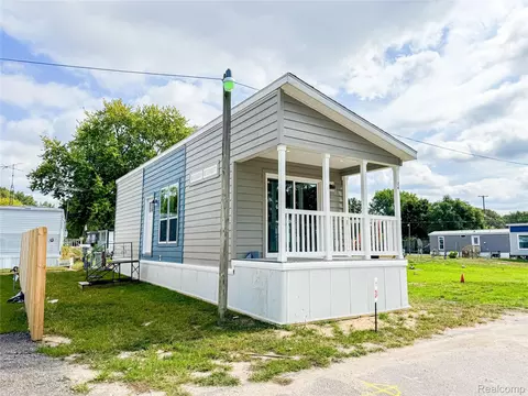 24 Sunset Ln, Fenton, MI 48430