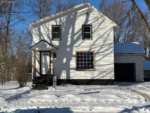 407 Elizabeth St, Fenton, MI 48430