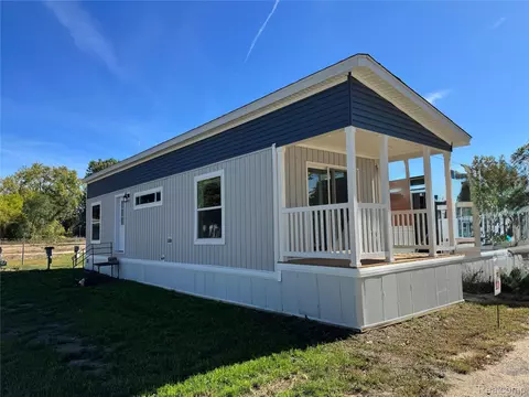 17 Sunset Ln, Fenton, MI 48430