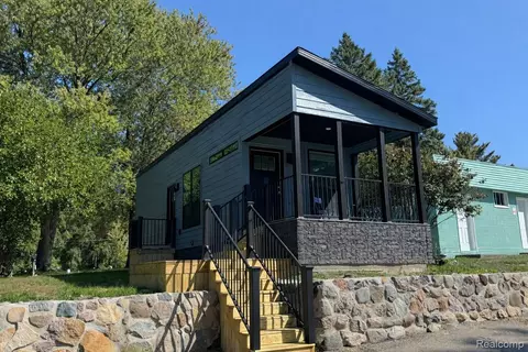 27 Sunset Ln, Fenton, MI 48430