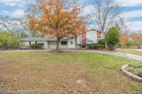 23518 Creekdale Ct, Farmington, MI 48336