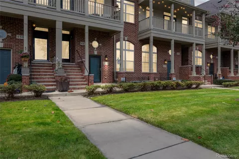 460 Old Pine Way, Walled Lake, MI 48390