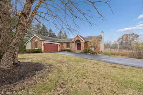 2893 Debbiwood Ct, Milford, MI 48381