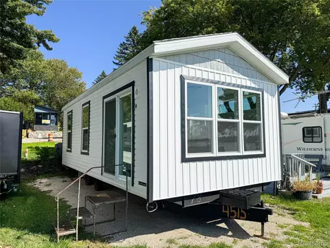 2 Serenity Shr, Fenton, MI 48430