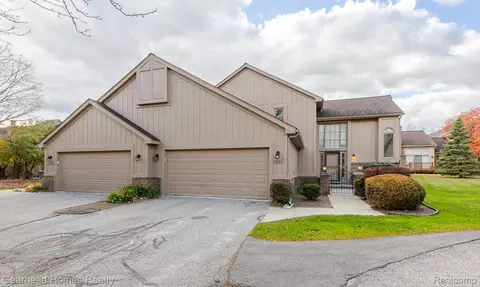 37660 N Laurel Park Dr #66, Livonia, MI 48152