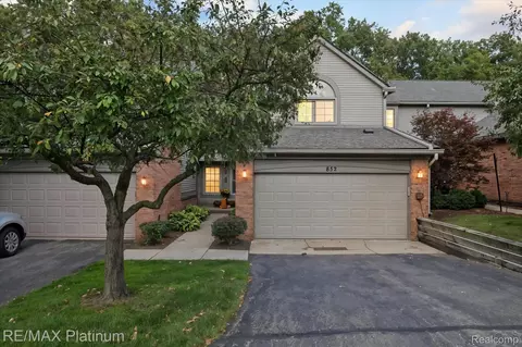 852 Woodridge Hills Dr, Brighton, MI 48116