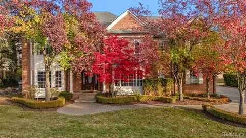 83 Greenan Ln, Orion, MI 48362