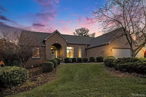 4019 Pine Ridge Ct, Fenton, MI 48430