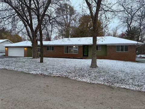 9150 Pennfield Ave, White Lake, MI 48386