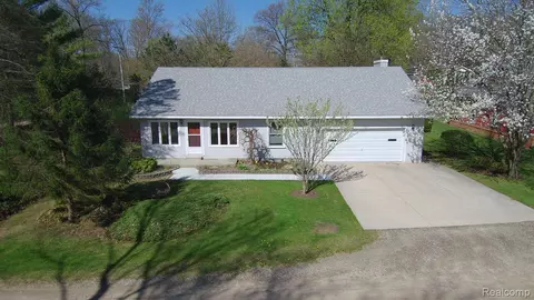 10082 Beechwood Dr, Hamburg, MI 48139