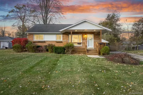 3855 Anoka Dr, Waterford, MI 48329