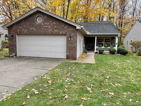 39353 Armstrong Ln, Westland, MI 48185