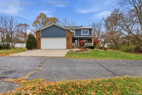 11254 Katrine Dr, Fenton, MI 48430