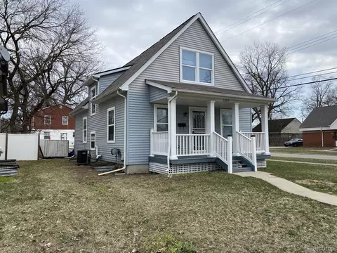 21032 Woodside Ave, Royal Oak, MI 48220