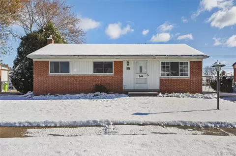 35328 Lucinda Dr, Clinton Township, MI 48035