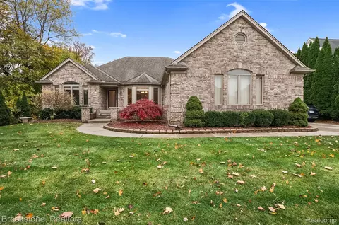 8948 Chestnut Run Dr, Utica, MI 48317
