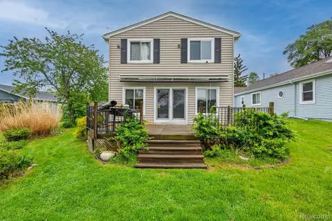 656 Lawson Dr, Orion, MI 48362