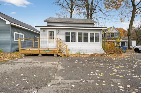 2040 Linden St, Fenton, MI 48430