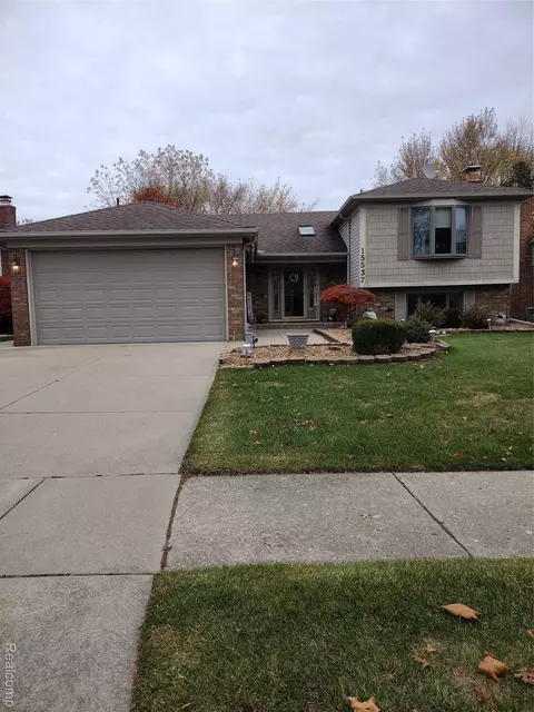 15537 Valerie Dr N, Macomb, MI 48044