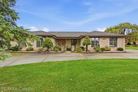 20077 Gill Rd, Livonia, MI 48152