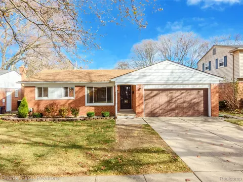 17586 Hillcrest St, Livonia, MI 48152