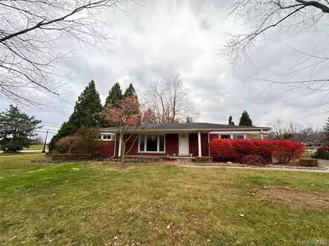 27911 Bayberry Rd, Farmington, MI 48331